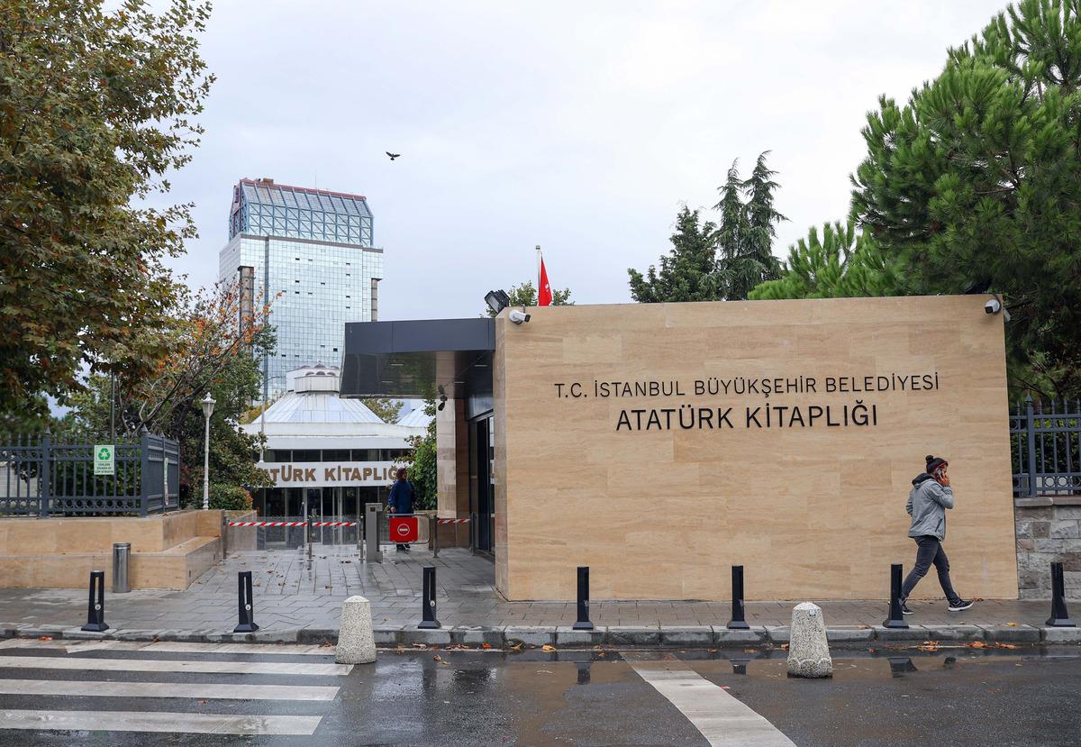 &Ouml;ğrenciler, İBB'nin Atat&uuml;rk Kitaplığı'nı kullanıma kapatmasına tepkili