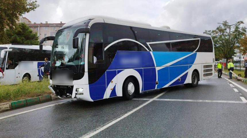Yolcu otobüsü bariyerlere çarptı! Facianın eşiğinden dönüldü... 30 yolcu vardı