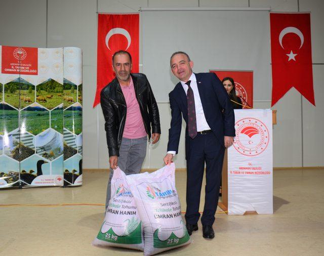 Ardahan'da çiftçilere 80 ton tritikale tohumu dağıtıldı