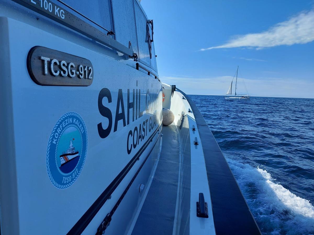 İzmir a&ccedil;ıklarında geri itilen 129 d&uuml;zensiz g&ouml;&ccedil;men kurtarıldı