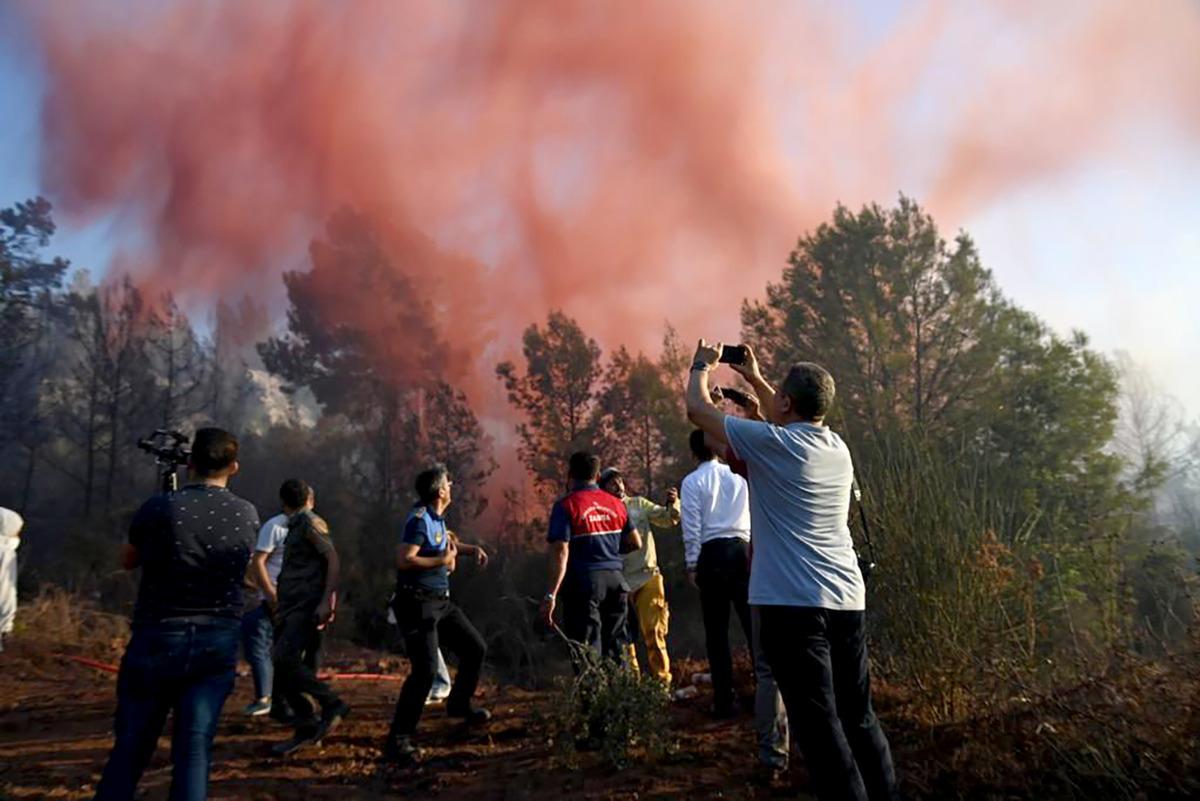 G&Uuml;NCELLEME - Kumluca il&ccedil;esinde kontrol altına alınan yangında bazı evler ve seralarda zarar oluştu