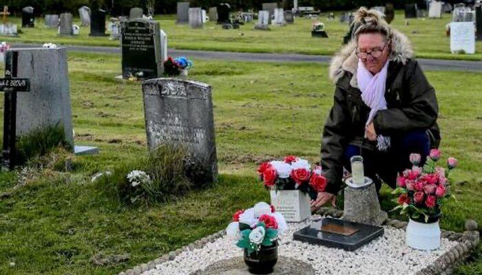 Tam 43 yıldır yanlış mezarı ziyaret ediyor! “Annem başka bir adama çiçek götürürken büyükbabam yapayalnız kaldı”