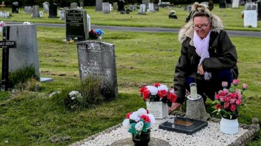 Tam 43 yıldır yanlış mezarı ziyaret ediyor! “Annem başka bir adama çiçek götürürken büyükbabam yapayalnız kaldı”