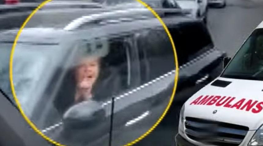 Yer: İstanbul! Kadın sürücü ambulansın önünü kesti, dakikalarca yol vermedi
