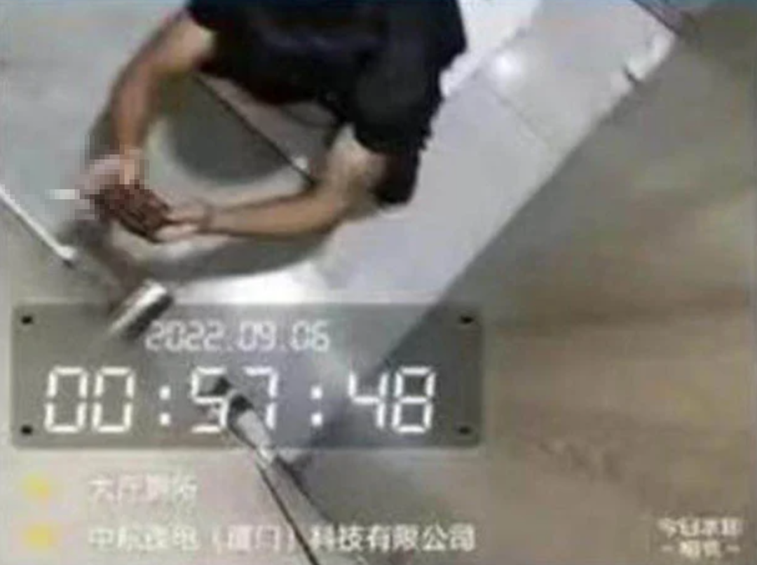 Patrondan &ccedil;alışanlarına şaşırtan tuzak! &Ccedil;alışanlarının molalarını izlemek i&ccedil;in tuvalete gizli kamera yerleştirdi