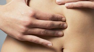 Fark etmeden yapıyor olabilirsiniz! Midenizi emmek sağlığınızı tehdit ediyor