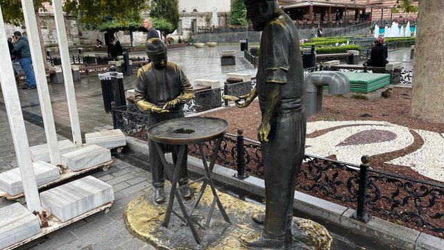Eminönü'nde pes dedirten olay! Simitçi heykelinin simitleri çalındı