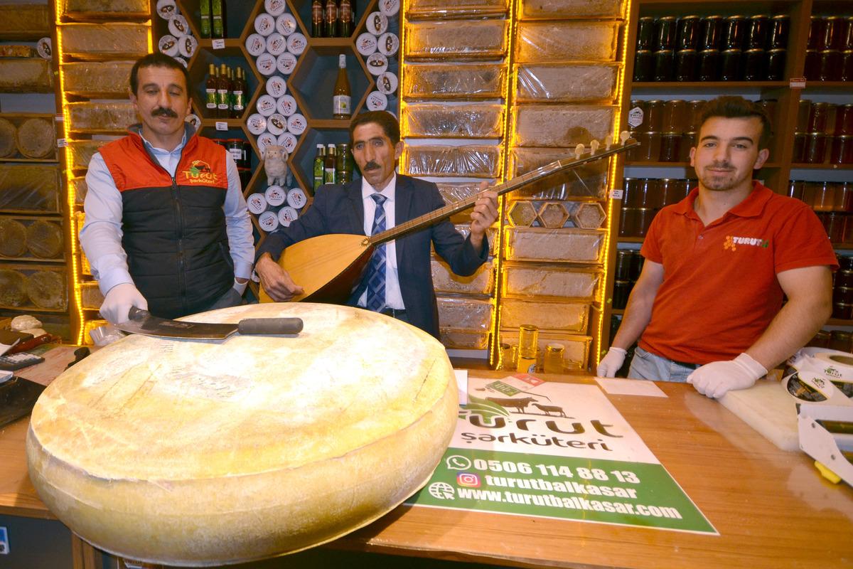 Kars'ta sezonun ilk gravyeri tezgahlardaki yerini saz eşliğinde aldı