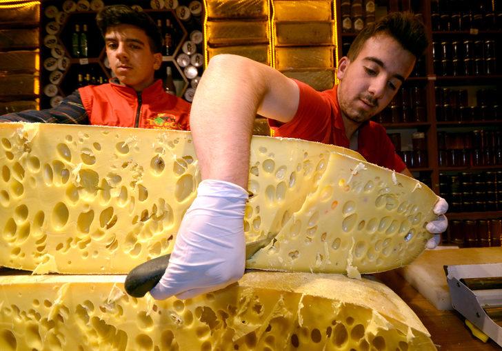 Kars'ta sezonun ilk gravyeri tezgahlardaki yerini saz eşliğinde aldı G5