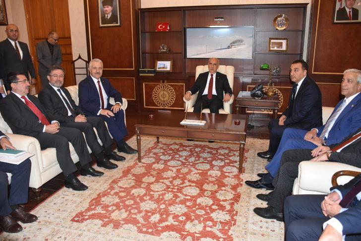 Tarım ve Orman Bakanı Vahit Kirişci, Kars Valiliğini ziyaret etti G3