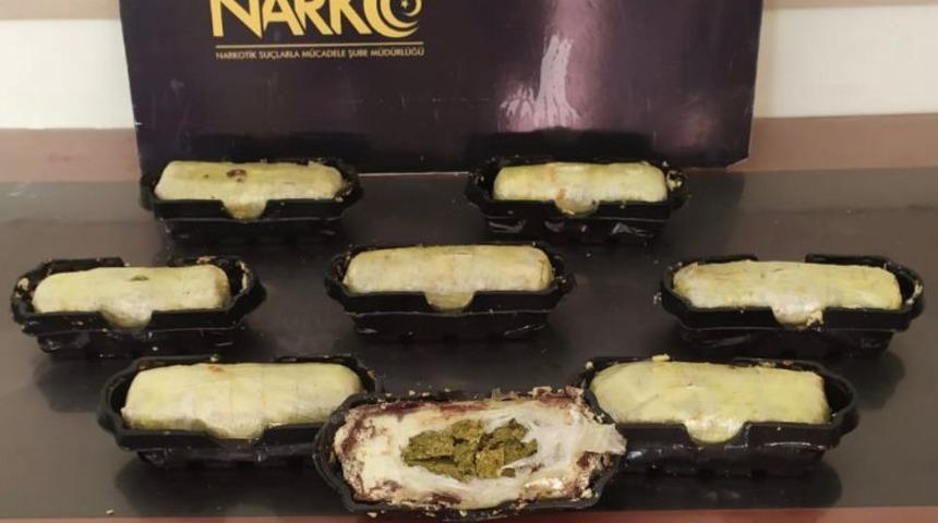 Adana'da kek paketlerinde 2 kilo 130 gram esrar ele geçirildi