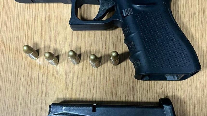 İzmir'de bir kişiyi silahla gasbettikleri öne sürülen 3 şüpheli yakalandı