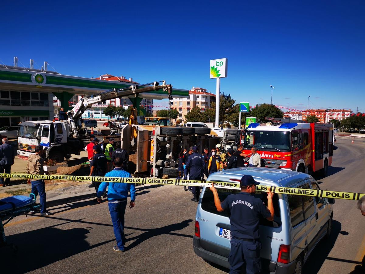 Ankara'da devrilen kamyonun altında kalan acil tıp teknikeri &ouml;ld&uuml;