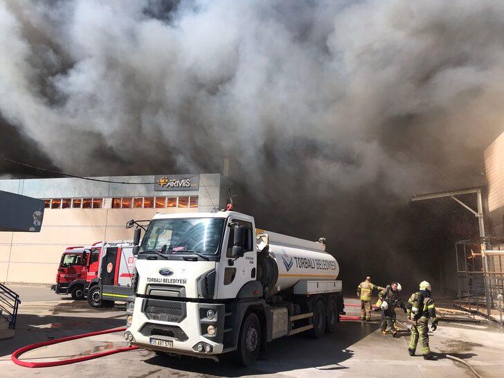 GÜNCELLEME - İzmir'de yatak fabrikasında başlayan yangın 2 işletmeye sıçradı G2