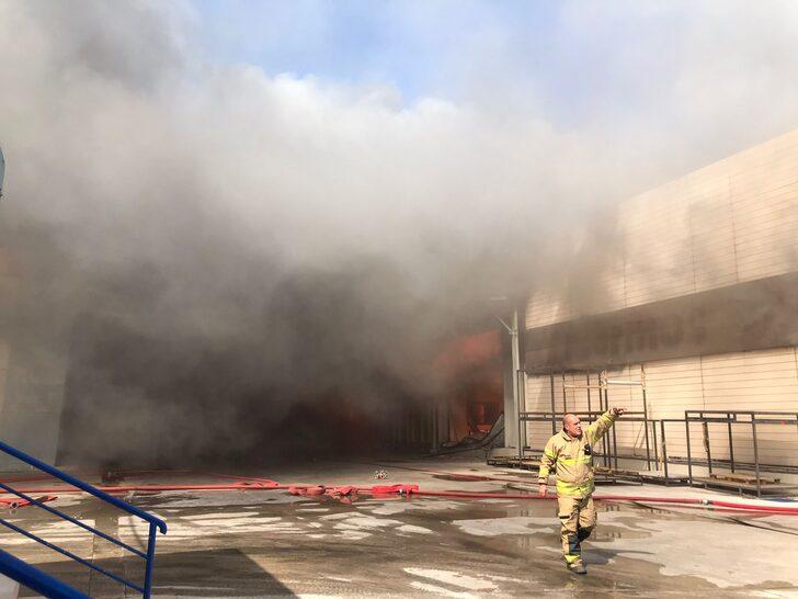 GÜNCELLEME - İzmir'de yatak fabrikasında başlayan yangın 2 işletmeye sıçradı G4