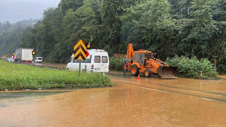 Rize'de etkili olan sağanak ulaşımı kısmen aksattı G2