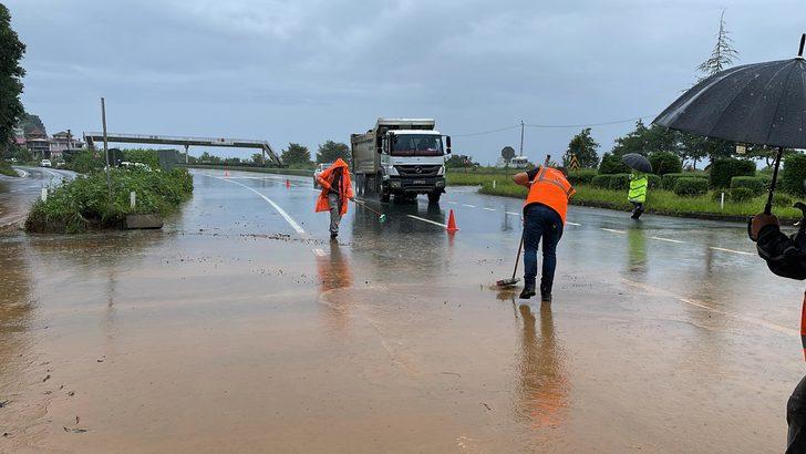 Rize'de etkili olan sağanak ulaşımı kısmen aksattı G3