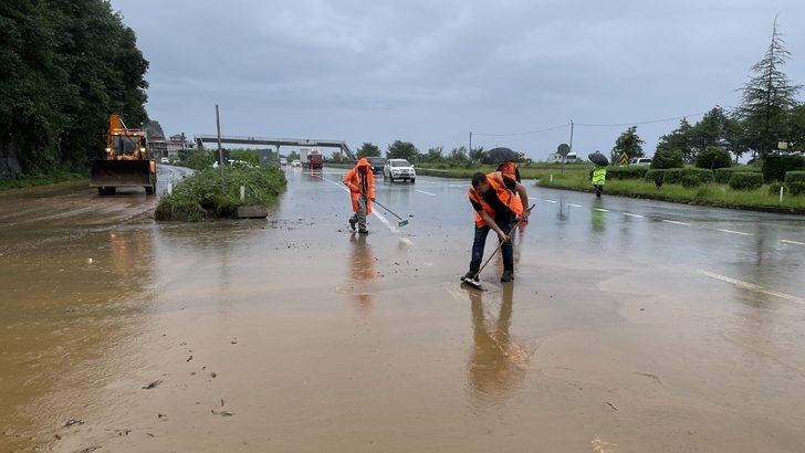Rize'de etkili olan sağanak ulaşımı kısmen aksattı G4