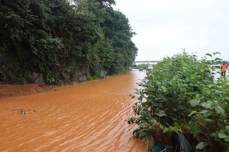 Rize'de etkili olan sağanak ulaşımı kısmen aksattı G5
