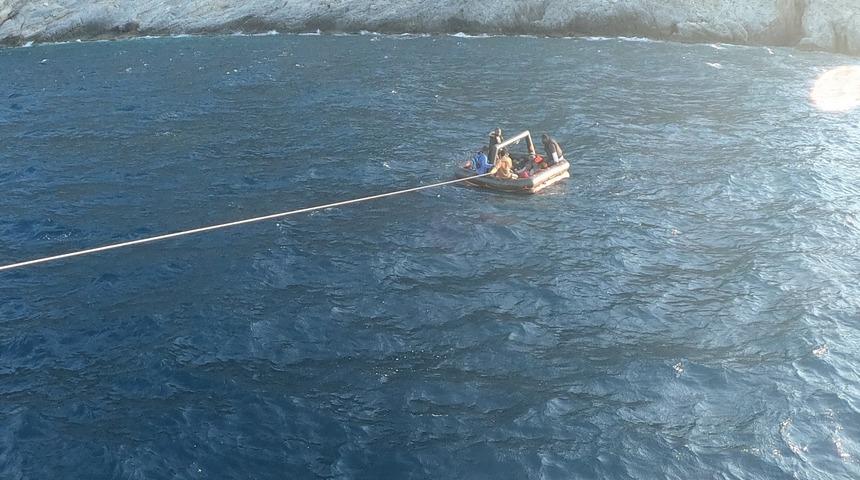 Kuşadası açıklarında geri itilen 29 düzensiz göçmen kurtarıldı