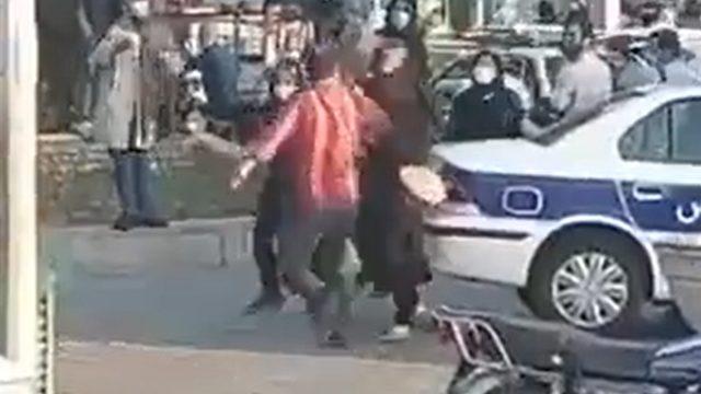 İran sokaklarında öfke! Kadına tokat atan kişi, tekmeden de yumruktan da nasibini aldı