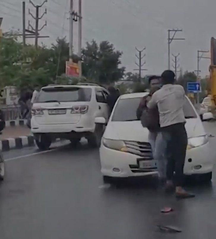 Okulun önünde kavga çıktı! 20 kişilik tartışan grubu çarpan araba bile durduramadı... Kalkıp yumruklaşmaya devam ettiler G1