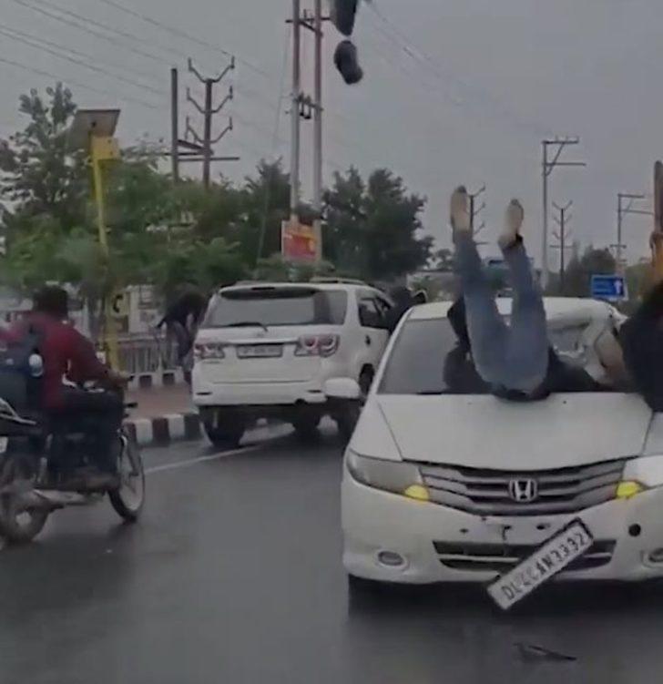 Okulun önünde kavga çıktı! 20 kişilik tartışan grubu çarpan araba bile durduramadı... Kalkıp yumruklaşmaya devam ettiler G2