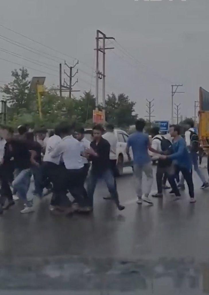 Okulun önünde kavga çıktı! 20 kişilik tartışan grubu çarpan araba bile durduramadı... Kalkıp yumruklaşmaya devam ettiler G3