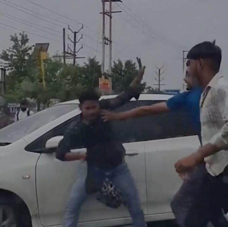 Okulun önünde kavga çıktı! 20 kişilik tartışan grubu çarpan araba bile durduramadı... Kalkıp yumruklaşmaya devam ettiler G4