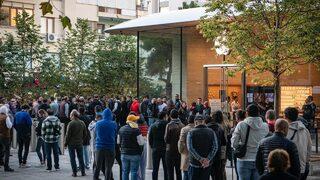 iPhone 14 kuyruğu! Vatandaşlar 57 bin TL'lik telefon için akın ettiler