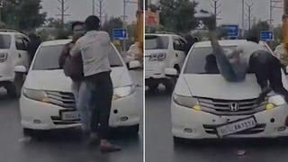 Okulun önünde kavga çıktı! 20 kişilik tartışan grubu çarpan araba bile durduramadı... Kalkıp yumruklaşmaya devam ettiler