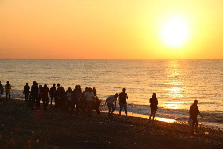 Temizlik etkinliğinde yuvadan çıkan deniz kaplumbağası yavruları denizle buluştu G1