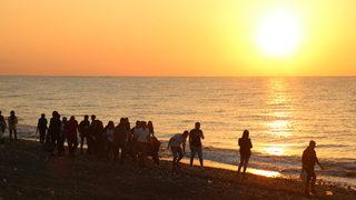 Temizlik etkinliğinde yuvadan çıkan deniz kaplumbağası yavruları denizle buluştu