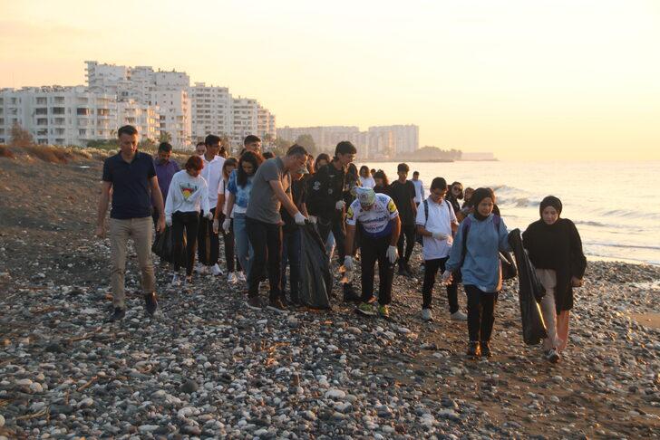 Temizlik etkinliğinde yuvadan çıkan deniz kaplumbağası yavruları denizle buluştu G2