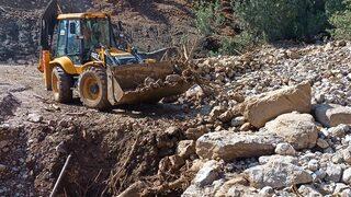 Adana'da heyelan nedeniyle mahalle yolu ulaşıma kapandı