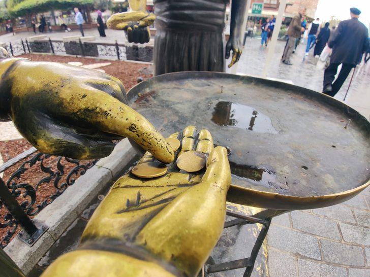 Eminönü Meydanı'ndaki simitçi heykelinin bronz simitleri çalındı G2