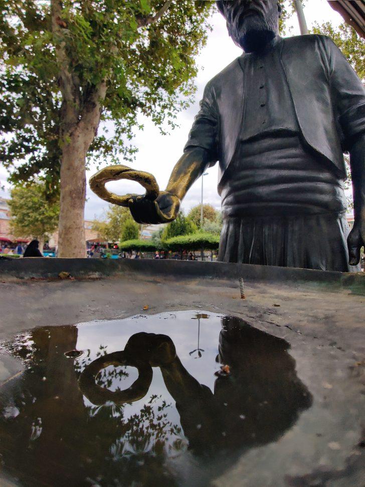 Eminönü Meydanı'ndaki simitçi heykelinin bronz simitleri çalındı G3
