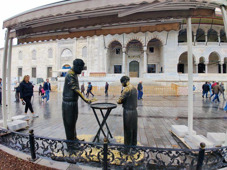 Eminönü Meydanı'ndaki simitçi heykelinin bronz simitleri çalındı G4