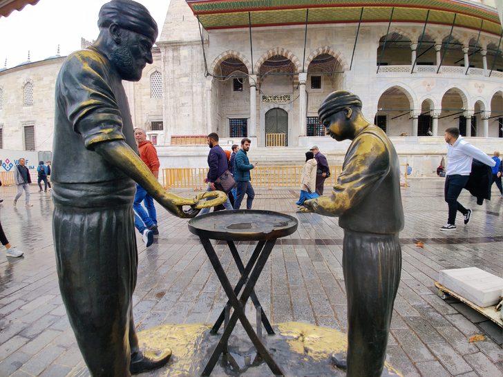 Eminönü Meydanı'ndaki simitçi heykelinin bronz simitleri çalındı G5