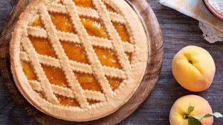 Tüm tatlıların lezzetini unutturacak: Şeftali dolgulu turta tarifi