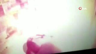 Korkunç görüntüler! Asansördeki scooter bomba gibi patladı