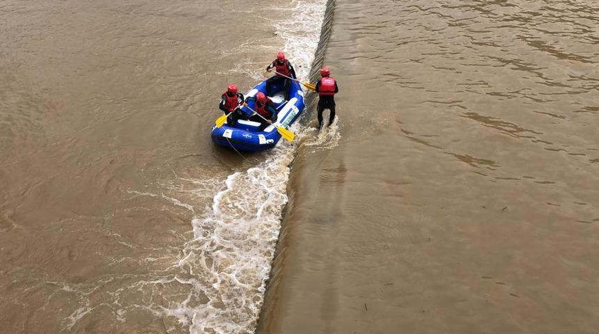Rize'de derede mahsur kalan köpeği AKUT kurtardı