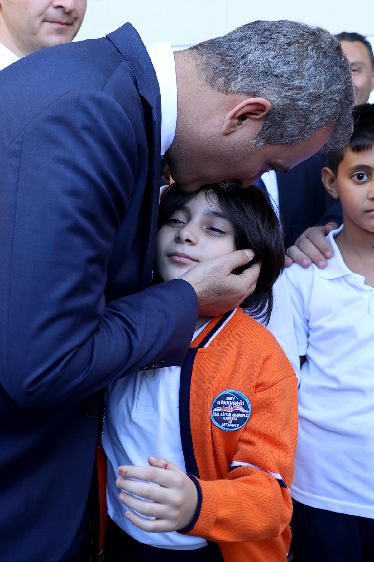 Milli Eğitim Bakanı &Ouml;zer, MEV G&ouml;kkuşağı &Ouml;zel Eğitim İlkokulu &ouml;ğrencilerini ziyaret etti: