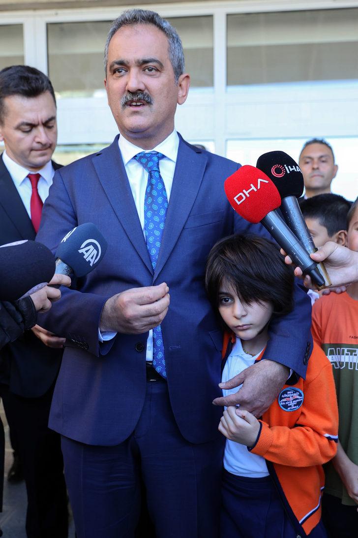 Milli Eğitim Bakanı Özer, MEV Gökkuşağı Özel Eğitim İlkokulu öğrencilerini ziyaret etti: G2