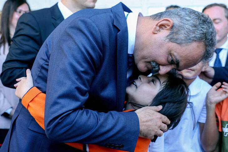 Milli Eğitim Bakanı Özer, MEV Gökkuşağı Özel Eğitim İlkokulu öğrencilerini ziyaret etti: G3