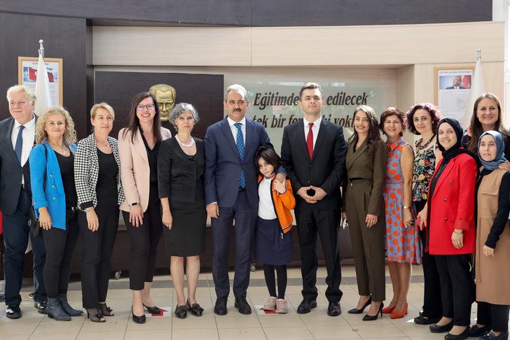 Milli Eğitim Bakanı Özer, MEV Gökkuşağı Özel Eğitim İlkokulu öğrencilerini ziyaret etti: G4