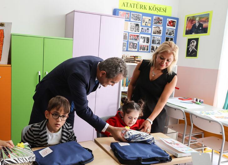 Milli Eğitim Bakanı Özer, MEV Gökkuşağı Özel Eğitim İlkokulu öğrencilerini ziyaret etti: G5