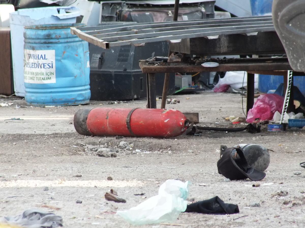 Tokat'ta eski yangın t&uuml;p&uuml;, vanası kesilirken patladı, 1 kişi yaralandı