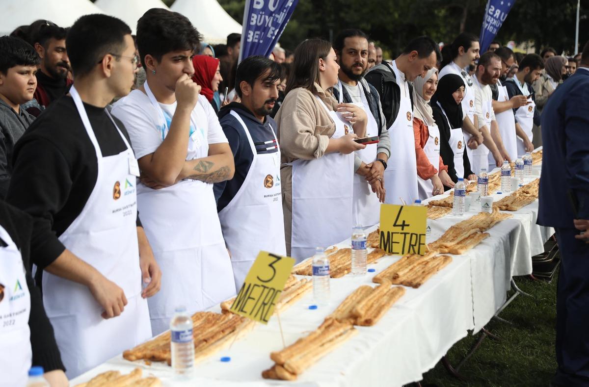 Bursa Gastronomi Festivali'nde "En uzun b&ouml;rek yeme yarışması" d&uuml;zenlendi