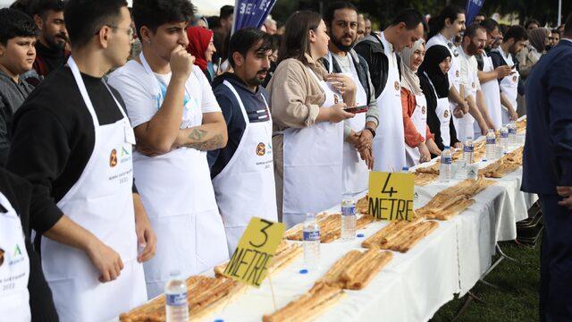 Bursa Gastronomi Festivali'nde En uzun börek yeme yarışması düzenlendi